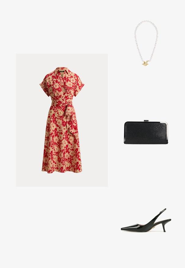 Bloemenjurk in rood en beige, met een kraag, korte mouwen, een overslagmodel met een gestrikte taille en een zoom tot op de knieën.; Zwarte patenten leren slingback schoen met een spitse neus en een lage stilettohak. Heeft een gladde textuur en een minimalistisch ontwerp.; Zwarte rechthoekige clutch met textuur, zilverkleurig metalen frame en sluiting, op een witte achtergrond.; Parelketting met ronde, witte parels met een gladde textuur. Afgewerkt met een vergulde toggle-sluiting.