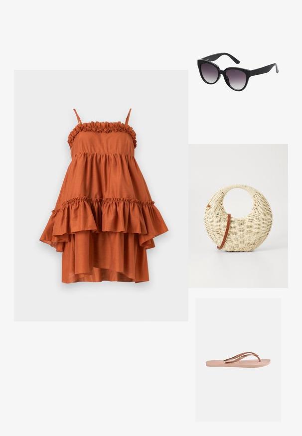 Robe sans manches couleur rouille avec fines bretelles, bordure froncée en haut et couches de volants superposés créant un ourlet asymétrique.; Une seule sandale tongs rose clair avec semelle texturée et brides en forme de Y en or rose métallique sur un fond uni.; Lunettes de soleil noires en forme d'œil de chat avec des verres gris dégradés. Monture épaisse en plastique brillant et branches effilées. Aucune marque ou ornement visible.; Sac à main tressé rond en paille naturelle avec une finition texturée. Dispose d'une bandoulière en cuir marron lisse et d'une poignée circulaire.