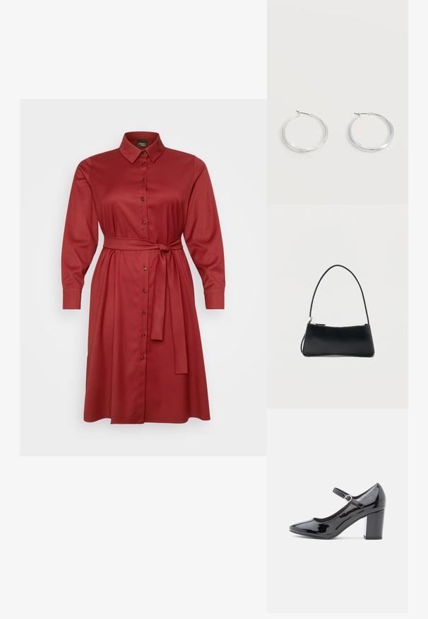 Robe chemise bordeaux, devant boutonné, manches longues, taille ceinturée, coupe ajustée, tissu doux, avec une texture lisse et un éclat subtil.; Chaussure à talon haut en cuir verni noir avec un bout rond, une bride de cheville et un talon carré. Fini brillant avec une texture lisse.; Sac à main rectangulaire noir avec une fine bandoulière et fermeture éclair, présenté sur un fond blanc uni.; Boucles d’oreilles créoles en métal argenté avec une surface lisse légèrement incurvée et des fermoirs à clapet sur un fond blanc uni.