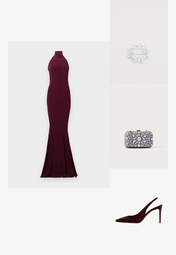 Bordeauxrode halterjurk met een aansluitend ontwerp, gestructureerde stof en een uitlopende zoom. Gladde afwerking en een silhouet tot op de vloer.; Donkerrode suède slingback pump met spitse neus en stilettohak, zijaanzicht op een witte achtergrond.; Kleine rechthoekige donkergrijze clutch versierd met heldere strass-steentjes in een uitstralend patroon en een zilveren kettingband.; Ronde broche met meerdere peervormige heldere kristallen in een zilverkleurige metalen basis, met een speldsluiting aan de achterkant.