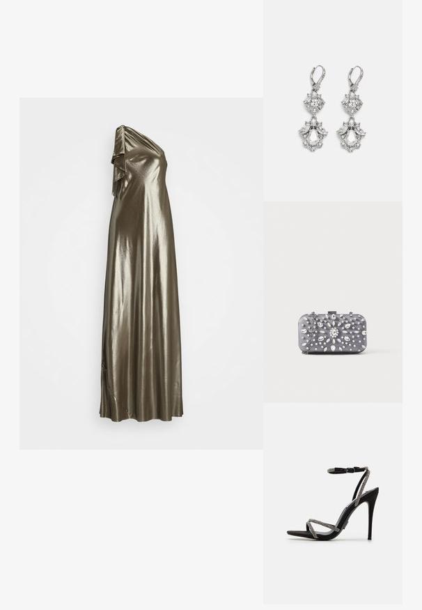 Lauren Ralph Lauren METALLIC CHIFFON ONE-SHOULDER GOWN - Robe de cocktail - silver; Sandale noire à talons hauts avec des fines lanières ornées de bijoux et une boucle au niveau de la cheville. Matériau en daim, bout ouvert et silhouette fine et pointue.; Petit sac pochette rectangulaire gris foncé orné de strass clairs disposés en motif rayonnant, avec une bandoulière chaîne argentée.; Boucles d'oreilles en métal argenté ornées de plusieurs pierres précieuses en cristal transparent en forme de goutte et de marquise, avec des fermoirs à levier et des détails complexes.