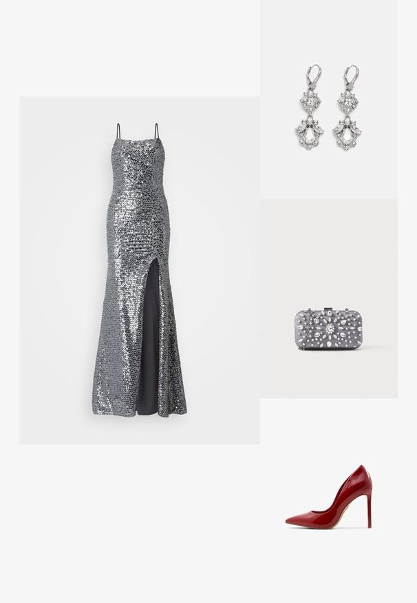 Robe de soirée en sequins argentés avec des bretelles spaghetti, corsage ajusté et fente haute sur la cuisse. Doublure noire lisse en dessous.; Escarpin en cuir verni rouge à talon aiguille, avec un bout pointu, une surface lisse et un talon élancé, doté d'une semelle beige.; Petit sac pochette rectangulaire gris foncé orné de strass clairs disposés en motif rayonnant, avec une bandoulière chaîne argentée.; Boucles d'oreilles en métal argenté ornées de plusieurs pierres précieuses en cristal transparent en forme de goutte et de marquise, avec des fermoirs à levier et des détails complexes.