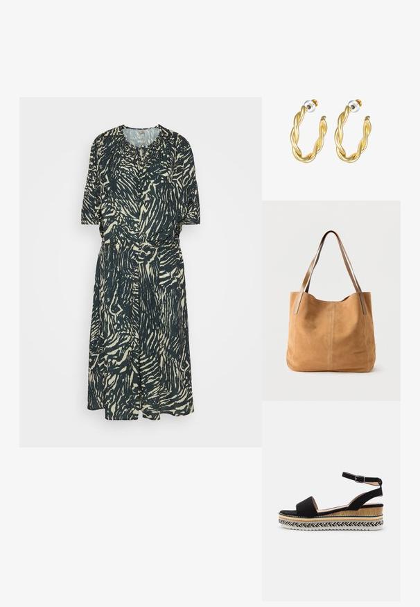 Anna Field Freizeitkleid - black/beige; Schwarze Wildledersandale mit einem breiten Riemen, Knöchelverschluss und einer geschichteten Keilsohle, die natürliche Texturen und ein geflochtenes Muster aufweist.; Hellbraune Wildleder-Shopper-Tasche mit langen, hellbraunen Lederhenkeln, weicher Textur und einfacher Naht auf weißem Hintergrund.; Goldene, gedrehte Creolen mit glatter Oberfläche, ausgestattet mit transparentem Rücken und goldfarbenen Beschlägen.