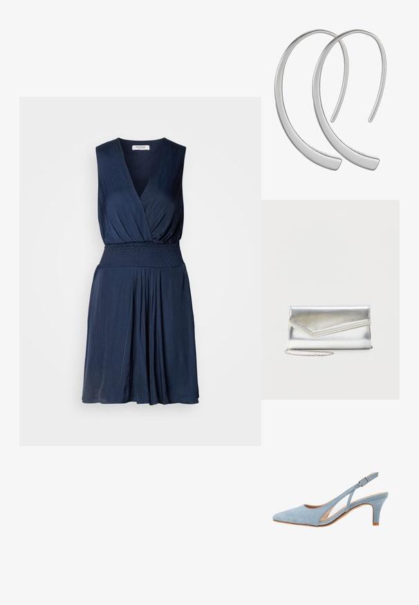 Marineblaues ärmelloses Kleid mit tiefem V-Ausschnitt, gerafftem Taillenbereich und schwingendem Rock. Hergestellt aus weichem Stoff mit feiner Textur.; Himmelblauer Suede Slingback-Absatzschuh, spitze Zehenform, verstellbarer Knöchelriemen mit metallischer Schnalle, natürliche beige Innensohle und niedriger Absatz.; Glänzende silberne Clutch mit Umschlagklappe und dekorativem Besatz, kleiner silberner Kettenriemen, auf einfachem hellem Hintergrund.; Silberne Metall-Hoops Ohrringe mit einer glatten, glänzenden Oberfläche und einer gewölbten Mondform, die ein minimalistisches Design aufweisen und keine sichtbaren Muster haben.