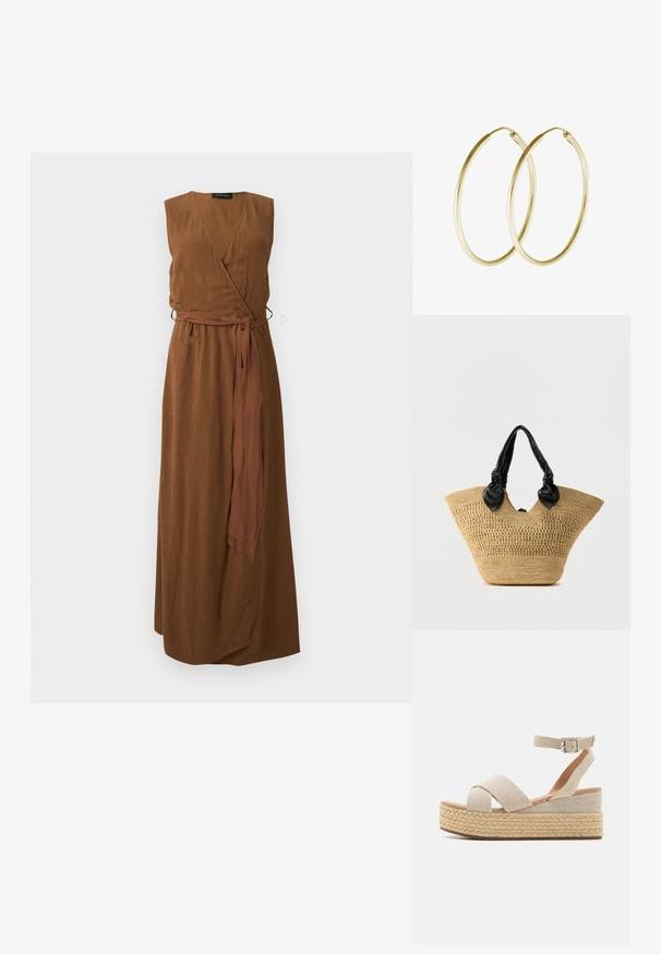 Brun ærmeløs slå-om kjole med V-udskæring og matchende stofferbånd bundet i taljen, midi-længde med blød drapering.; Beige espadrille platform sandaler med vævet tekstiloverdel, krydsede stropper, ankelspænde og struktureret jute-indpakket sål.; Flettet stråtaske med en bred, trekantet form, sorte knyttede læderhåndtag og et åbent topdesign. Naturlig stråfarve med tekstur.; Guld hoops øreringe med et glat, rundt design og en blank finish. Letvægts konstruktion med en sikker låsemekanisme.