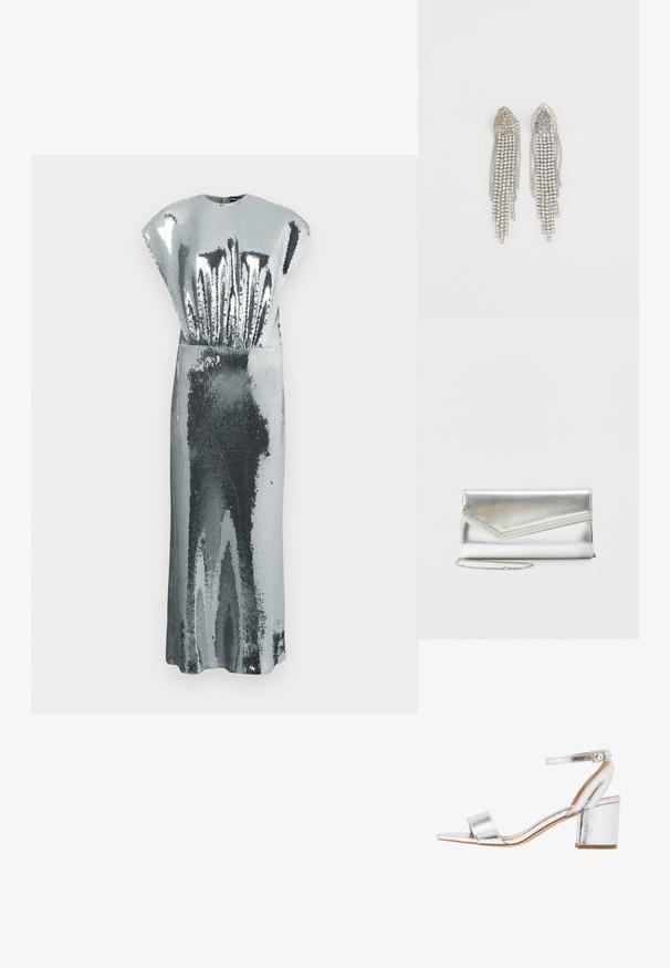 Robe longue sans manches en sequins argentés avec un col haut et de subtils motifs texturés réfléchissant la lumière.; Sandale à talon en métal argenté avec une large bride sur l'avant, une bride à la cheville et un talon carré. Texture lisse avec une finition brillante et un design minimaliste.; Pochette argentée brillante avec rabat style enveloppe et garniture décorative, petite bandoulière chaîne argentée, sur fond clair uni.; Boucles d'oreilles en argent présentant un design en cascade avec plusieurs rangées de strass scintillants, des pointes effilées et de délicates nuances de chaîne.