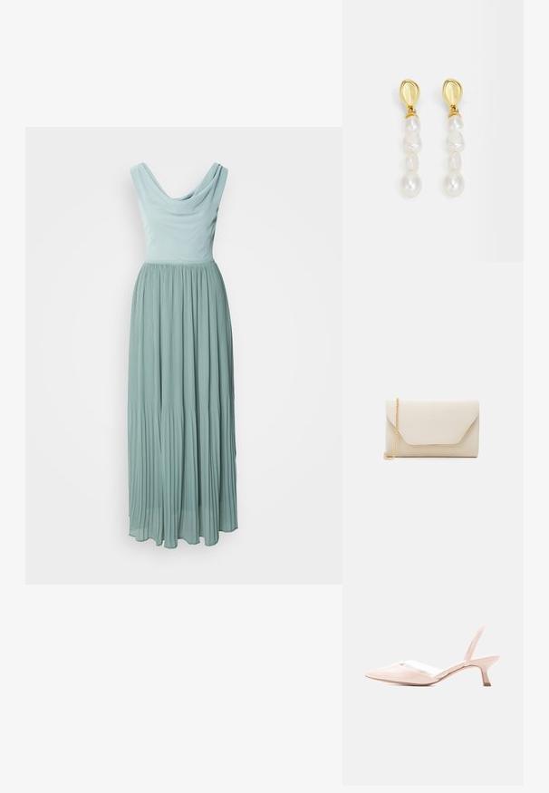 Une longue robe plissée en bleu sarcelle atténué avec un col drapé et un corsage ajusté, confectionnée dans un tissu léger affichant une texture douce.; Escarpin slingback en cuir verni nude avec bout pointu et petit talon incurvé sur un fond clair uni.; Pochette beige avec une texture lisse, une chaîne dorée et un rabat de style enveloppe avec un contour doré contrasté.; Boucles d'oreilles en ton or ornées d'un cluster de perles blanches irrégulières, avec une tige lisse et arrondie en haut et des tailles de perles variées.
