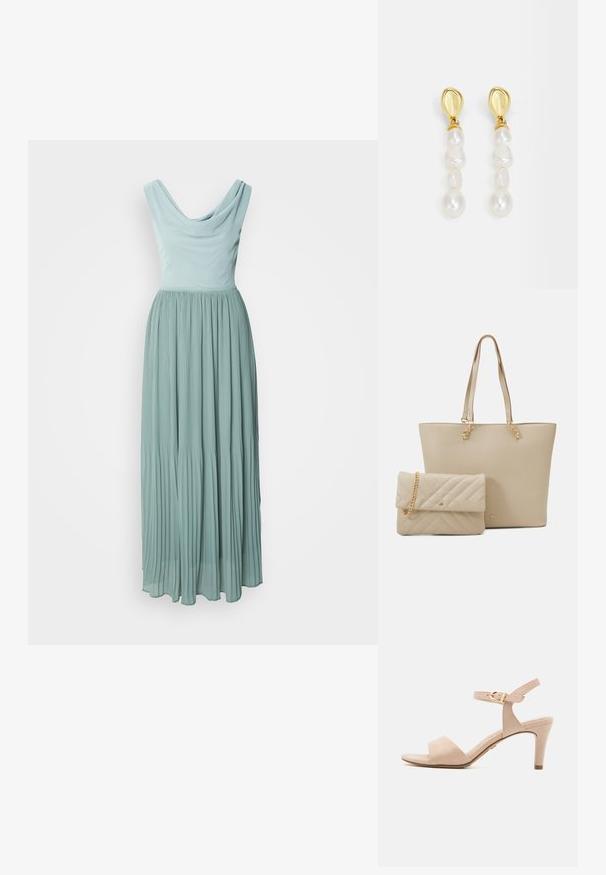 Une longue robe plissée en bleu sarcelle atténué avec un col drapé et un corsage ajusté, confectionnée dans un tissu léger affichant une texture douce.; Sandale à talons hauts en suède beige avec une sangle de cheville étroite, une ouverture à l'avant et un talon effilé de 7,5 cm; présente un détail de boucle en or.; Sac fourre-tout beige avec des poignées plates, texture lisse et métal doré, accompagné d'une pochette matelassée assortie avec une chaîne.; Boucles d'oreilles en ton or ornées d'un cluster de perles blanches irrégulières, avec une tige lisse et arrondie en haut et des tailles de perles variées.