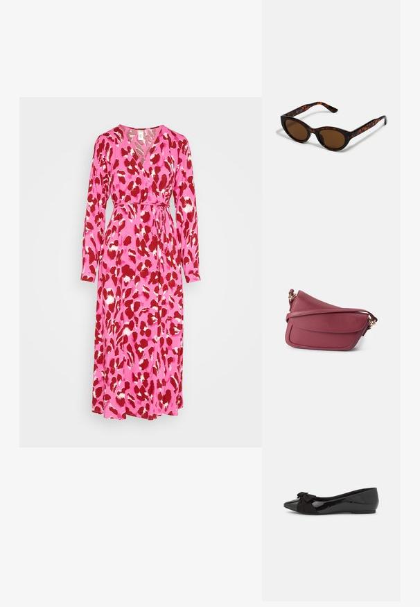 YAS YASSAVANNA LONG WRAP DRESS - Jurk - pink aop liro; Zwarte balletflat met een glanzende lakafwerking en een contrasterende zwarte suède strikaccent op de neus. Platte zool. Minimalistisch design.; Bruine schildpad zonnebril met een vintage cat-eye vorm en bruine lenzen. Heeft gebogen armen met rode accenten.; Gestructureerde bordeaux lederen tas met een textuur. Heeft een gebogen vorm, een verstelbare schouderband en een klep met gouden accenten.