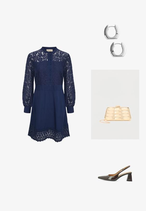 Mørkeblå kjole med lange ærmer i blondestof, knappet frontlåg, krave og blondekant i kanten. Fremstillet af et letvægtsstof med struktur.; Slingback højhælede sko i blank, mørkebrun patentlæder, spids tå, udskårne sider og en firkantet blokhæl.; Guld clutchtaske med afrundet rektangulært præg mønster og en lille kæde som strop på ensfarvet baggrund.; Masse sølv øreringe med rundet firkantet form og hængslet lukning vist mod en hvid baggrund.