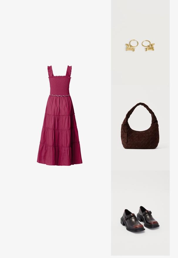 Mouwloze donkerroze maxi-jurk met geplooide top, gerimpelde bandjes, een gelaagde rok en een decoratieve witte touwriem in de taille.; Leren blokhak schoenen met een glanzende donkerburgundy afwerking, voorzien van een gespstrap en een rond neusstuk. Getextureerde zool voor grip.; Donkerbruine gevlochten leren schoudertas met een zachte, afgeronde vorm en brede handgreep, met een klein aangehecht leren label.; Kleine gouden oorringen met een hangend teckelvormig hangertje op een effen witte achtergrond.