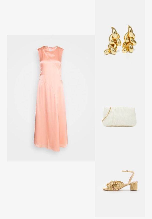 Holzweiler LISA DRESS - Koktailové šaty/večierkové šaty - pink; Zlaté sandále na podpätku s textúrovaným, prekladaným dizajnom a výraznou mašľou. Popruh okolo členka s nastaviteľnou sponou, stredný blokový podpätok.; Biela textúrovaná kabelka na ruku s nariaseným dizajnom, s zlatým reťazovým popruhom. Hladký povrch s jemnými vlnkami a zaoblenými hranami.; HUGO KREIT PISTIL CHAIN - Náušnice - gold-coloured