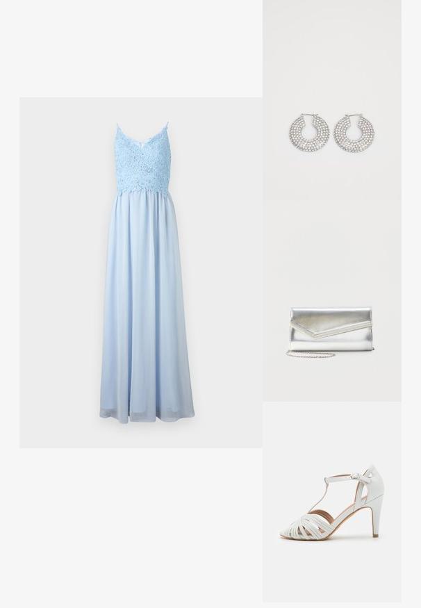 Vestido azul claro con un corsé de encaje y tirantes finos, con una falda fluida que llega hasta el suelo. Textura de tela suave.; Sandal de tacón alto blanco con tiras entrecruzadas, diseño en T, textura suave y puntera afilada. Presenta un tacón delgado y cierre con hebilla.; Bolso clutch plateado brillante con solapa de estilo sobre y adorno decorativo, pequeña correa de cadena plateada, sobre fondo liso claro.; Aros de plata en forma de aro adornados con múltiples embellishments de cristal transparente, con una superficie texturizada y un diseño circular abierto.