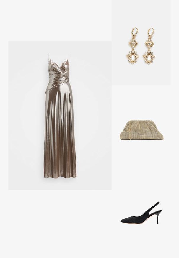 Metallic bronze aftenkjole med tætsiddende liv, draperet front og justerbare spaghetti-stropper. Glat, skinnende stof med en gulvlængde design.; Sort slingback pumpe med spids tå, prydet med rhinsten. Har et strømlinet design, høj stilettosandalhæl og en glat indvendig foring.; Metalisk guldnettaske med samlet top og kæderem. Har et mønster af små skinnende elementer i et gitter og en struktureret form.; Guldtonede chandelierøreringe med en klynge-design, der har runde og tårnformede klare krystaller, der fremhæver detaljerne.