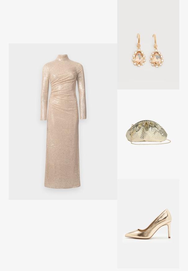 Lang, aansluitend jurkje in een lichte beige kleur, gemaakt van paillettenstof. Heeft een hoge hals en lange mouwen met geraffineerde details.; Gouden metallic hoge hakpomp met een spitse neus en een gladde textuur. Beschikt over een gesloten hiel en een slanke, elegante stilettoontwerp.; Gouden geweven leren clutch met geplooide bovenkant en dun gouden kettingriempje op een witte achtergrond.; Gouden oorhaken met grote perzikkleurige druppelstenen omgeven door kleine heldere kristallen op een effen witte achtergrond.