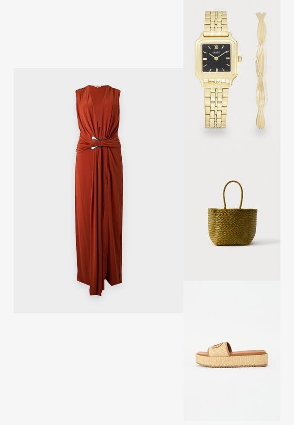 Mouwloze maxi-jurk in roestrood met diepe V-hals en een geplooid taille detail dat vastgemaakt is met een zilveren gesp, waardoor gedrapeerde stofplooien ontstaan.; Geweven stro slide sandalen met een tan kleurige faux leren band en een platformzool, voorzien van een textuur en een cirkelvormig accentdetail.; Geweven stro draagtasje met afgeronde bodem en twee lusvormige handvatten, afgebeeld tegen een egale lichte achtergrond.; Cluse GIFTBOX GRACIEUSE PETITE SET - Horloge - gold-coloured