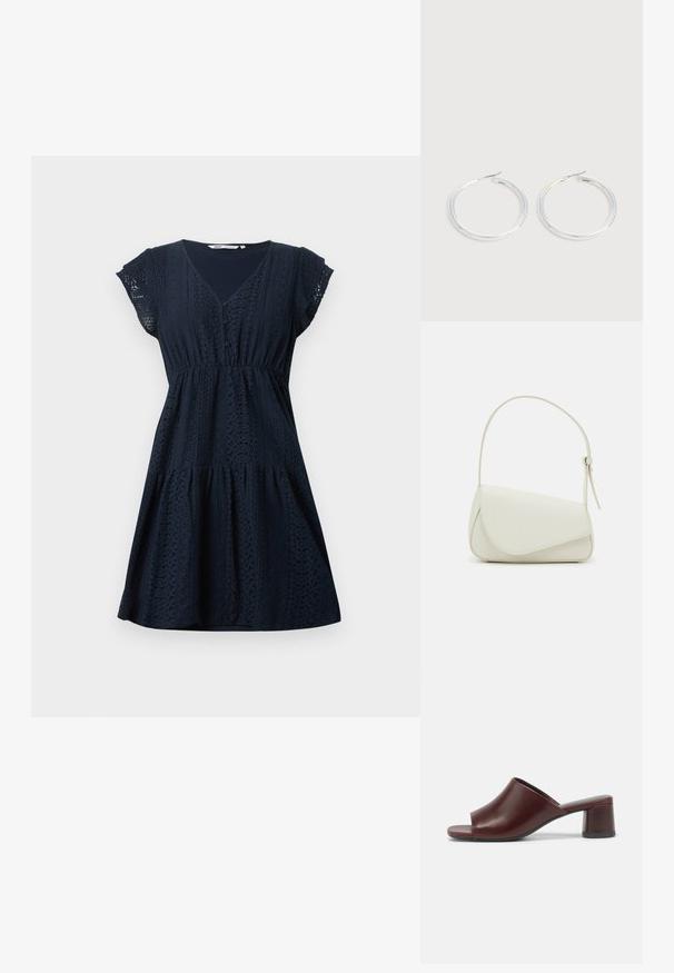Marineblaues Kurzarmkleid mit V-Ausschnitt, knöpfbarem Vorderteil, elastischer Taille und einem kunstvollen Lochspitzenmuster im gesamten Stoff.; Dunkelburgunderfarbene, offene Sandalen aus glattem Leder mit einem abgerundeten Design und einem stabilen Blockabsatz. Seitliche Ansicht gezeigt.; Weiße Kunstleder-Handtasche mit einer strukturierten dreieckigen Form, einem verstellbaren Einzelgurt und einem Klappenverschluss mit geschwungenen Akzenten.; Paar glänzende silberne Creolen mit dünnen Drahtverschlüssen, dargestellt vor einem hellgrauen Hintergrund.