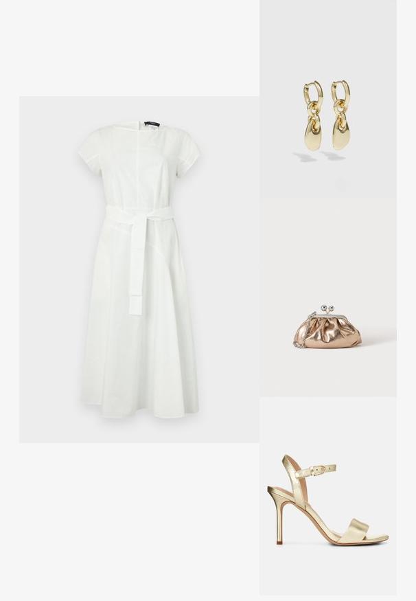 Witte katoenen jurk met korte mouwen en een ronde halslijn. Heeft een ceintuur in de taille en een vloeiende rok met naaddetails.; Gouden metallic, gestrikte hoge hak sandaal met een gesp sluiting, open teen en een gladde textuur. Kenmerkt zich door een slanke, puntige hak.; Kleine gouden metallic clutch met zilveren sluiting en kettingriem op een effen lichte achtergrond.; Gouden creolen met een verbonden ontwerp en een gladde, druppelvormige accent. De reflecterende afwerking vergroot de visuele aantrekkingskracht.