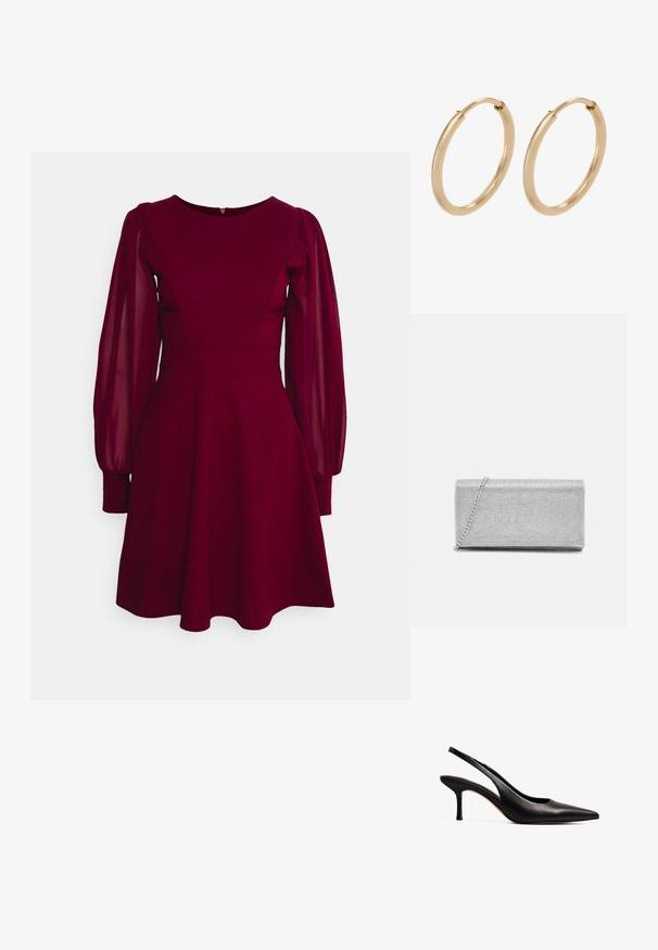 Bordeaux jurk met een aansluitend lijfje, ronde halslijn en lange doorschijnende pofmouwen. Uitlopende rok met subtiele stiksels.; NA-KD Klassieke pumps - black; Zilveren metallic clutch met een geweven gaasontwerp, rechthoekige vorm en een kettingriem om mee te dragen. Gladde textuur en gepolijste afwerking.; Gouden creolen met een gladde, gepolijste afwerking. Ronde vorm, middelgrote maat, met een veilige sluitmechanisme.
