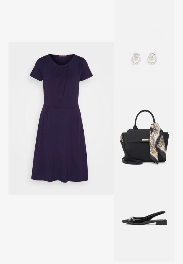 Dunkellila kurzes Kleid mit kurzen Ärmeln und rundem Ausschnitt, subtilen Falten an der Brust und Taille sowie einem schwingenden A-Linien-Rock. Weicher Stoff.; Schwarzer Slingback-Schuh aus Lackleder mit spitzer Kappe, niedrigem Blockabsatz und silberfarbenem Schmuckdetail vorne.; Schwarze Handtasche aus glattem Material mit doppelten Griffen und einem abnehmbaren Schultergurt. Ausgestattet mit einem Vorderdeckel und einem Akzent aus einem seidenen Schal mit Blumenmuster.; Silberne Steckerohrringe mit einem kreisförmigen Design, umgeben von klaren Strasssteinen, mit einer glatten Metalloberfläche.