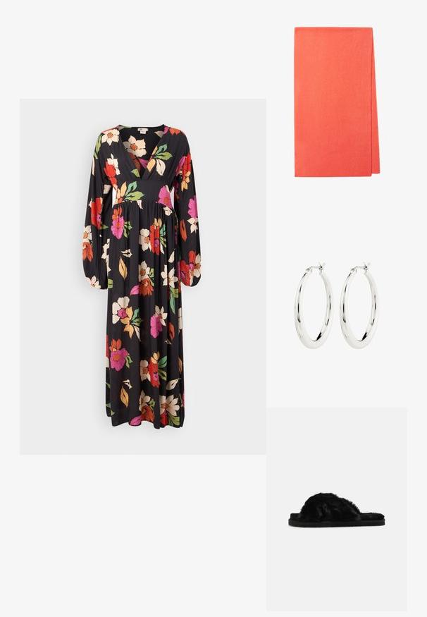 Langes schwarzes Kleid mit lebhaften, großen Blumenmustern in Pink, Rot, Orange und Creme. Es hat einen tiefen V-Ausschnitt und lange Ärmel. Leichter Stoff.; Schwarze, pelzige Slipper-Sandalen mit einer weichen Textur, offener Zehenpartie und flacher schwarzer Sohle. Keine sichtbaren Beschläge oder Muster.; Korallenorange, rechteckige Stoffdecke mit einer weichen Textur, sauberen Kanten und einer glatten Oberfläche, ohne Muster oder Verzierungen.; Silberne Creolen mit einer glatten, glänzenden Oberfläche. Kreisform, ausgestattet mit einem sicheren Verschluss. Einfaches und elegantes Design.