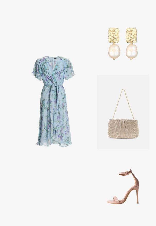 Robe portefeuille fleurie bleu clair avec manches volantes et ceinture à la taille, caractérisée par un design fluide de longueur midi.; Sandale à talon haut en cuir verni nude avec bride de cheville, bout ouvert et talon stiletto fin. Texture lisse et design épuré.; Sacs à main en tissu métallique plissé avec une chaîne dorée, de forme rectangulaire douce, couleur beige clair, surface texturée et détails froncés.; Boucles d'oreilles dorées avec un haut rectangulaire texturé et une grande perle blanche irrégulière suspendue en dessous.