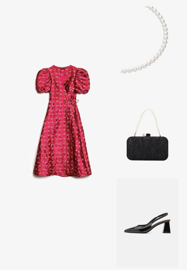 Roze bloemen wikkeljurk met pofmouwen, voorzien van een strikceintuur en een zachte satijnen textuur. Het patroon omvat kleine bloemen in contrasterende kleuren.; Zwarte gepatineerde slingback hakken met een spitse neus, voorzien van een unieke geometrische blokhak en een gladde textuur. Verstelbare band voor ondersteuning.; Zwarte rechthoekige clutch met pailletten- en kanten textuur, parelbedekte handgreep en een goudkleurige sluiting bovenop.; Witte parelketting met gelijkmatig gevormde, glanzende kralen, aan elkaar geregen in een vloeiende, gebogen patronen, die een glanzende textuur laten zien.