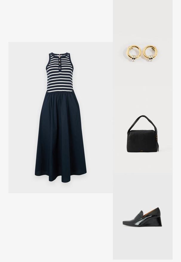 Maxikjole med striber og ærmeløs top, med navyblåt og hvidt farveskema, knapdetaljer og et rynket skørt.; Chie Mihara VECINO - Pumps m/ kilehæl - black; Sort læderhåndtaske med en glat tekstur, rektangulær form og et rundt håndtag. Har en gylden lynlås og subtil branding på fronten.; Guld cirkulære øreringe med to små sølv-ringe på hver, der viser subtile indgraverede mærkenavne detaljer, sat på en hvid baggrund.