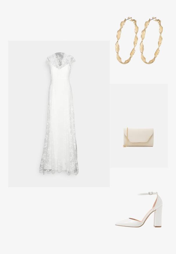 Robe en dentelle blanche avec de courtes manches chauve-souris, un décolleté en V et une jupe fluide. Le tissu présente des motifs floraux complexes le long de l'ourlet.; Chaussure à talon aiguille en cuir verni blanc avec un côté ouvert, bout pointu, bride de cheville avec boucle et talon épais.; Pochette beige avec une texture lisse, une chaîne dorée et un rabat de style enveloppe avec un contour doré contrasté.; Boucles d'oreilles créoles en métal doré, torsadées avec une surface texturée et un fermoir sécurisé. Le design présente des motifs tourbillonnants créant de la profondeur.