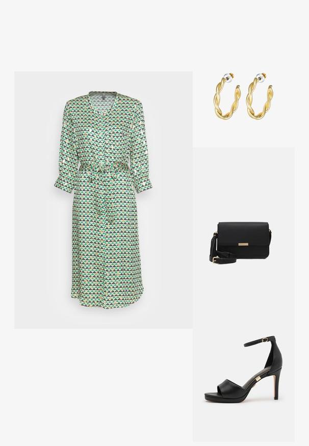 Robe longue à boutons, fabriquée dans un tissu avec un motif géométrique en triangles vert, bleu et beige. Comprend une ceinture à la taille et des manches retroussées.; Sandale à talons hauts en cuir noir avec bout ouvert et bride au cheville. Présente une finition lisse, un accent doré près du talon, et un design cintré.; Sac en cuir noir avec un rabat, accents en matériel doré, sangle réglable et surface texturée. Forme rectangulaire compacte.; Boucles d'oreilles créoles dorées torsadées avec une surface lisse, présentant un dos transparent et une quincaillerie dorée.