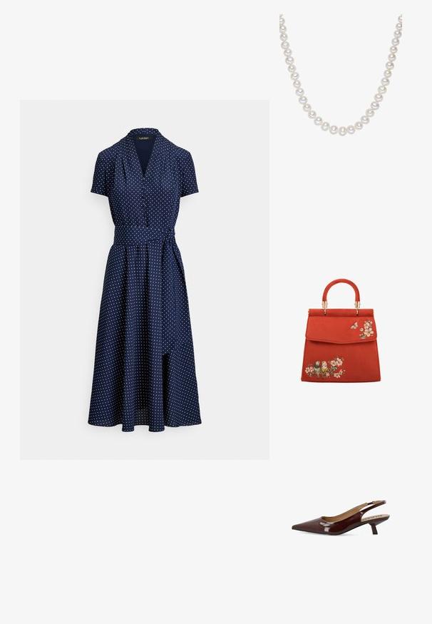 Marineblaues Midikleid mit kurzen Ärmeln, weißen Punkten, Knopfleiste vorne und passendem Stoffgürtel, der in der Taille gebunden ist.; Bianco Kitten heels BIAKRISTIN - Pumps - burgundy; Rote Wildlederhandtasche mit strukturiertem Design, ausgestattet mit einem oberen Griff und goldenen Beschlägen. Bestickte Blumen- und Vogelornamente auf der Vorderseite.; Weiße Perlenkette mit gleichmäßig großen, glatten, runden Perlen mit glänzender Oberfläche, die zusammengefügt sind, um ein klassisches Design zu bilden.