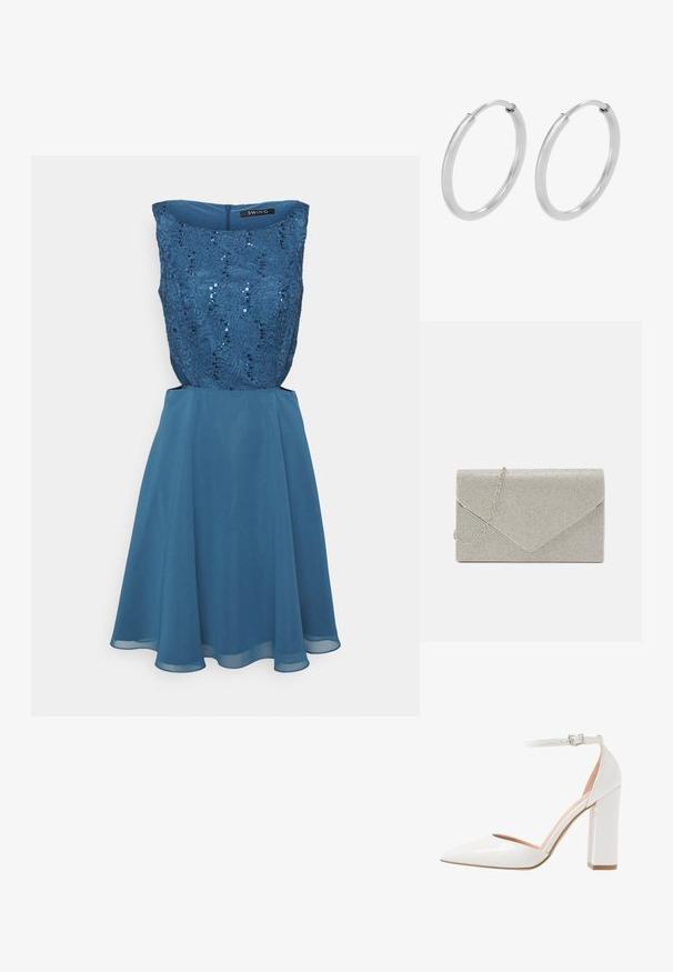 Swing COCKTAIL DRESS - Cocktailjurk - faded blue; Witte patenten leren hoge hak met een open zijkant, spitse neus, enkelband met gesp en een stevige blokhak.; Metalen zilveren clutch met een envelopontwerp, verrijkt met een gestructureerd patroon, voorzien van een afneembare kettinghengsel.; Zilveren hoepeloorbellen, cirkelvormig, met een gladde glanzende textuur en een constante breedte. Minimalistisch ontwerp zonder extra accenten.
