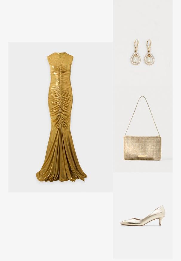 Gouden metallic mouwloze avondjurk met geplooide details, hoge halslijn en lange vloeiende zeemeerminrok.; Metallische gouden hoge hakpomp met een spitse teen, slanke hak, een gladde textuur en minimale stikseldetails op de bovenkant.; Gouden clutch met een rechthoekige vorm, bedekt met glanzende, zilveren strass-steentjes. Voorzien van een dunne metalen schouderriem en een ritssluiting.; Goudkleurige oorbellen met een druppelontwerp, met een centrale parel omringd door kleine heldere kristallen. Scharnier sluiting.