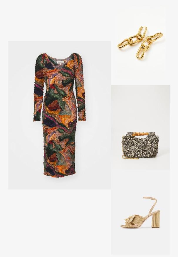 Kleurvolle, lange jurk met een textuurrijk bloempatroon, in tinten groen, oranje, bordeaux en bruin. Strak aansluitende silhouet.; Gouden sandalen met hakken, voorzien van een geknoopte voorkant, gegolfde textuur en een enkelriem. De blokhak heeft een ribbelontwerp, wat de grip verbetert.; Geweven tas met een gestructureerd zwart-en-crème patroon, bamboe handvat en een afneembare gouden kettingriem. Compacte rechthoekige vorm.; Missoma MOLTEN OVATE TRIPLE LINK DROP - Oorbellen - gold-coloured