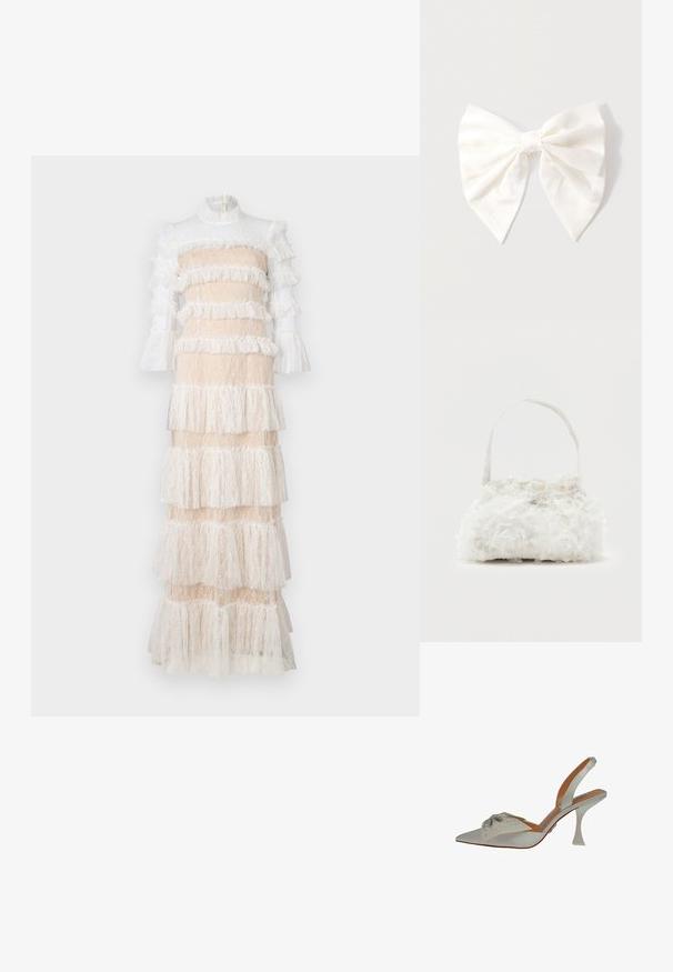 Lange kanten maxijurk in nude en wit, met gelaagde ruches, lange mouwen en een hoge halslijn met een rits aan de achterkant.; Witte satijnen slingback schoen, puntige neus, versierd met zilveren beadings. Heeft een slanke, heldere hak en een gestructureerd, decoratief detail op de bovenkant.; Kleine witte handtas met stoffen rozen die het geheel bedekken en een dunne, enkele band als handvat, op een effen achtergrond.; Crèmekleurige stoffen haarstrik met een klein zilveren kroontjesbedeltje in de knoop, weergegeven op een lichtgrijze achtergrond.