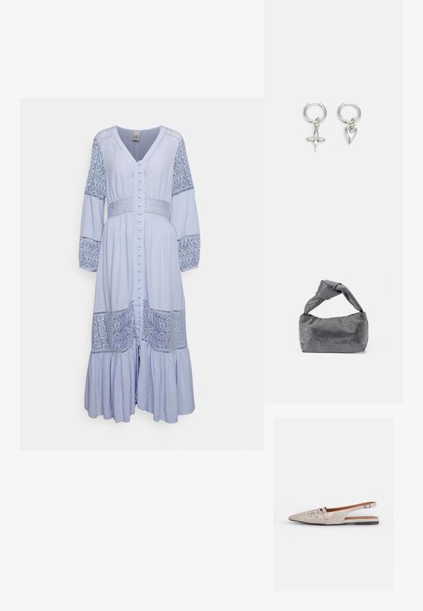 YAS Petite YASMEZA LONG DRESS - Maxi šaty - kentucky blue; Svetlosivá lodička so slingback dizajnom a špicatou špičkou, vyrobená z mäkkej semišovej textúry, so siedmimi dekoratívnymi prackami a nízkym plochým podpätkom.; Čierna a strieborná kabelka s textúrovaným povrchom so vzorom diamantov, s uzlovou rukoväťou a štruktúrovaným tvarom.; Strieborné kruhové náušnice s príveskom v tvare kríža a srdca. Hladký, lesklý povrch s lešteným dokončením. Každý prívesok visí na bezpečnej slučke.