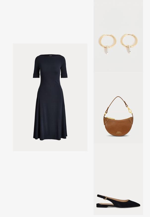 Robe bleu marine à manches courtes, décolleté rond et jupe évasée. Fabriquée en tissu lisse, elle présente des coutures verticales à la taille et à l'ourlet.; Chaussure plate slingback en daim noir à bout pointu, avec un petit talon et une bride réglable avec boucle dorée.; Boucles d'oreilles créoles en or avec de petits pendentifs rectangulaires argentés verticaux, présentées sur fond blanc.; Sac en cuir marron de forme incurvée avec quincaillerie dorée. Dispose d'une fermeture éclair au-dessus et d'un logo en relief à l'avant. Poignée courte incluse.