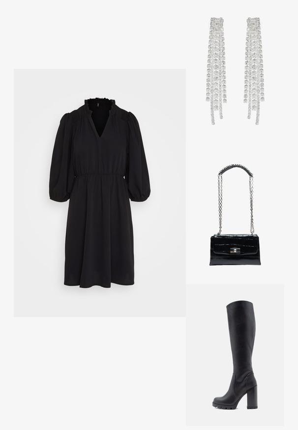 Vero Moda VMSERENITY OLIVIA DRESS - Freizeitkleid - black; Schwarze kniehohe Stiefel aus glattem Leder, mit einem stabilen Absatz, abgerundeter Zehenpartie, strukturiertem Sohlenmaterial mit Grip, elegantes Design ohne Verzierungen.; Schwarze Handtasche aus Krokodilleder mit silbernem Drehverschluss und langem silbernem Kettenriemen mit Leder-Schulterpolster.; Lange silberne Ohrringe mit einer Vielzahl von klaren, facettierten Kristallen in kaskadierenden Strängen unterschiedlicher Längen und Formen.