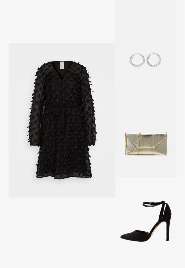 YAS Tall YASTRINA DRESS - Cocktailkjole / festkjole - black; Sorte ruskind højhælede sko med spids tå, ankelrem og stiletto hæl. Designet har en glat tekstur med minimal detaljer.; Guldmetallic clutchtaske med en struktureret design, der har diagonale syninger og en guldkædestsnor. Indeholder et metalaccentbar på forsiden.; Sølv hoops med en bølget, uregelmæssig tekstur. Har en tynd, cirkulær form og en reflekterende finish.