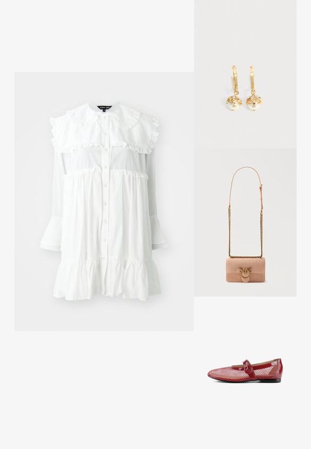 Robe en coton blanc avec un col froncé, des boutons à l'avant et des manches évasées. Elle présente un design à volants avec des accents froncés à la taille.; Ballerines en cuir verni rouge avec une superposition en mesh, détail de boucle circulaire sur la sangle, bout pointu et petit talon noir.; Sac bandoulière en cuir embossé effet croco rose clair avec bandoulière chaîne dorée et fermoir en forme d'oiseau doré sur le rabat avant.; Boucles d'oreilles créoles en or avec des perles blanches pendantes serties d'or et de petits cristaux clairs sur un fond clair uni.