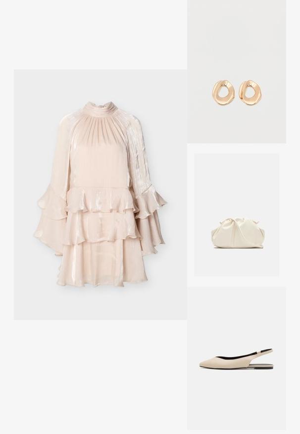 Lichtroze satijnen jurk met hoge hals, geplooide lijfje, gelaagde ruches op de rok en uitlopende klokmouwen.; Beige leren slingback ballerina's met een spitse neus, minimalistisch ontwerp, gladde textuur en een lage zwarte zool.; Zachte, crèmekleurige leren clutch met geplooid, gerimpeld ontwerp en een dunne schouderriem die vooraan op een effen achtergrond ligt.; Set van onregelmatig gevormde, gepolijste hoepel oorbellen van goudkleurig metaal met een open midden op een effen witte achtergrond.