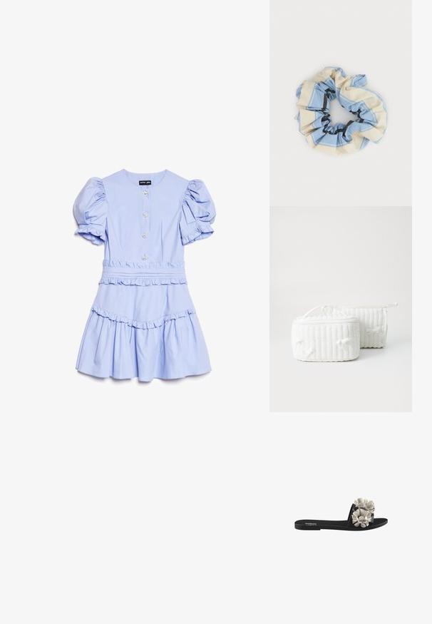 Vestido corto de color azul claro con mangas abullonadas, detalles de volantes en la cintura y la falda, y cuatro botones decorativos en la parte delantera.; Sandalia negra de plataforma con tres apliques florales texturizados en blanco en la parte superior. El diseño tiene una suela plana y punta abierta.; Dos bolsas cosméticas de textil blancas, una rectangular con un asa en la parte superior, que presenta una textura acanalada y pequeños lazos a los lados. La otra es cilíndrica.; Coletero de tela fruncida en rayas crema y azul claro con texto negro sobre fondo blanco liso.