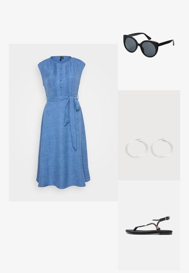 Blå chambray kjole med korte ærmer, knaplukning foran og en taljebånd. Har lodrette plisseringer for tekstur og en udvendig kant.; Sorte flade sandaler med flettede stropper og en metallisk detalje. Har en justerbar spænde og flad gummisål for komfort.; Storede sorte oversized solbriller med katteøjeform, mørkt tonede linser og glansfuldt plastisk stel. Har tykke stænger for støtte.; Par skinnende sølvøreringe med tynde trådlåse, vist på en lys grå baggrund.