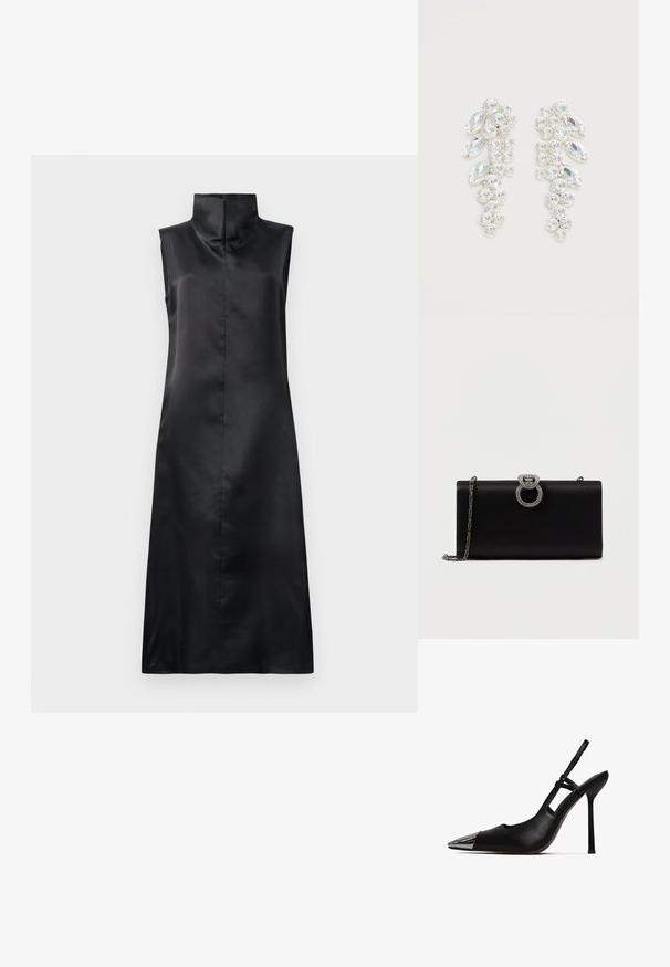 Zwarte satijnen mouwloze jurk met een hoge kraag, een gladde textuur en een rechte, enkellange silhouet. Minimalistisch ontwerp zonder versieringen.; Zwarte slingback pump met puntige neus en glanzende metalen neuskap. Beschikt over een hoge stilettohak en slanke enkelband. Gladde leren textuur.; Zwarte satijnen clutch met een zilverkleurige ronde sluiting versierd met rhinestones, heeft een afneembare kettingriem.; Paar zilverkleurige oorbellen met gegroepeerde heldere facetten kristallen in ronde en marquise vormen op witte achtergrond.