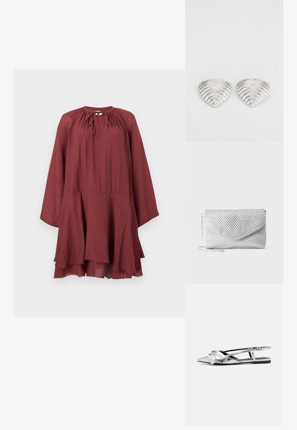 Robe longue fluide manches longues en bordeaux profond avec encolure froncée et fermeture à nouer, avec un ourlet asymétrique et superposé.; Ballerines argentées métalliques à bride arrière avec un bout pointu, présentant un détail de nœud sur le devant et une sangle ajustable pour un maintien sécurisé.; Pochette de soirée en maille argentée avec rabat enveloppe et fine bandoulière chaîne sur fond blanc uni.; Boucles d'oreilles en argent avec un design ondulé et texturé, en forme de croissants superposés ; la finition polie accentue les qualités réfléchissantes.