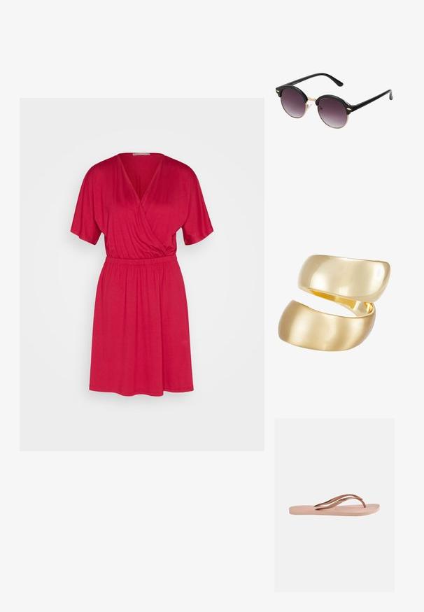 Anna Field by Zalando Džersejové šaty - red; Jedna svetloružová žabková sandála s textúrovanou podrážkou a kovovými ružovozlatými Y-tvarovanými remienkami na jednoduchom pozadí.; Okrúhle slnečné okuliare s čiernymi plastovými rámami a tmavo fialovými gradientovými šošovkami. Zlato kovové akcenty na ráme. Tenké čierne nožičky.; Zlatý prsteň so zlato tónovanými dvoma preplétanými páskami; horná časť je lesklá a odráža svetlo, zatiaľ čo dolná časť má matný povrch.