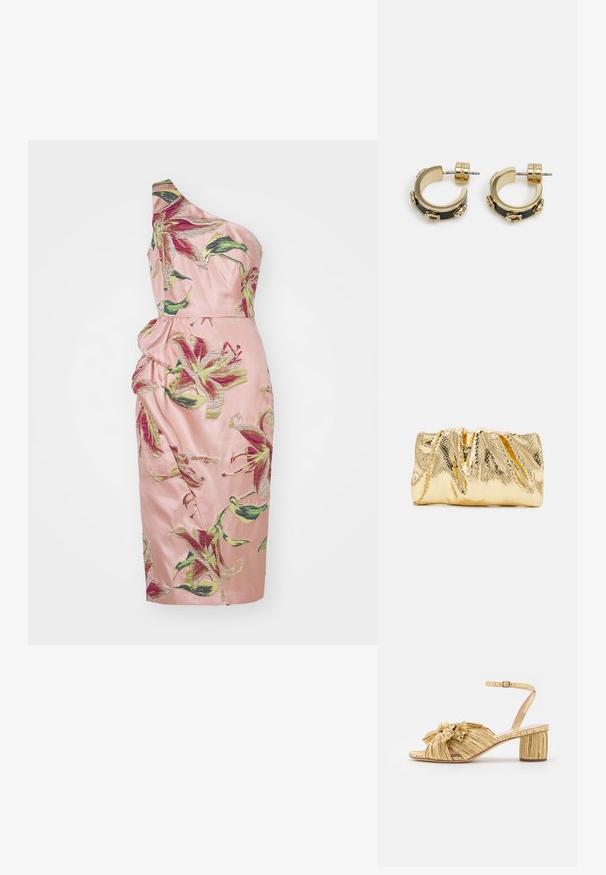 Eén-schouder jurk van roze satijn, met grote bloempatronen in groen en bordeaux. Rimpeldetails in de taille voegen textuur toe.; Gouden sandalen met hakken, voorzien van een textuur en geplooid ontwerp met een opvallende strikdetail. Enkelbandje met verstelbare gesp, medium blokhak.; Loeffler Randall SERENA - Clutch - gold-coloured; Goudkleurige oorringen met zwarte accenten, voorzien van decoratieve hardwaredetails en een gepolijste afwerking, veiliggesteld met een knopsluiting.