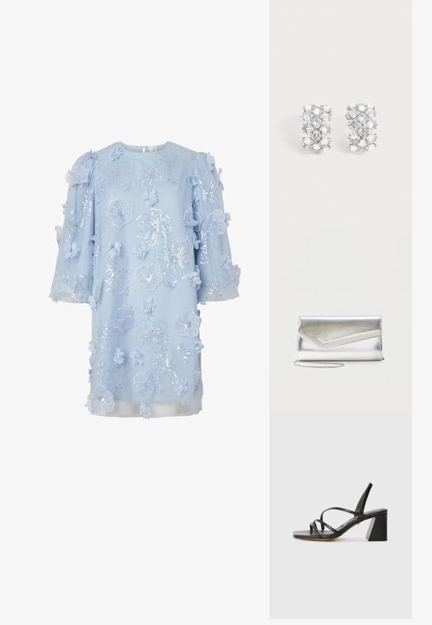 Robe bleu clair longueur genou avec appliques florales 3D et accents pailletés argentés, dotée de manches longues bouffantes et d'un col rond.; Sandales noires à talons avec un bout carré, présentant plusieurs fines bretelles et un talon bloc géométrique. Texture en cuir lisse et design minimaliste.; Pochette argentée brillante avec rabat style enveloppe et garniture décorative, petite bandoulière chaîne argentée, sur fond clair uni.; Paire de boucles d'oreilles ton argent avec plusieurs cristaux clairs facettés disposés en motif géométrique.