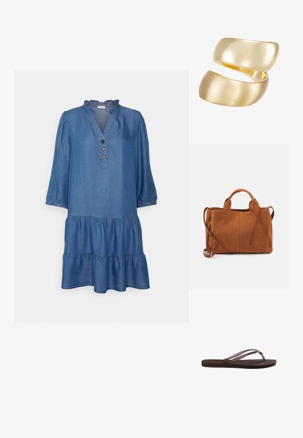Vestido de mezclilla con escote con volantes, mangas tres cuartos, botonera y dobladillo en capas en un tono azul medio. Textura suave.; Sandalia de goma marrón con suela texturizada y tiras finas que presentan un pequeño detalle metálico decorativo en el lateral.; Bolso tote de ante marrón con mangos dobles y una correa de hombro desmontable. Presenta un diseño simple y dos costuras verticales en la parte delantera.; Anillo en tono dorado que presenta dos bandas entrelazadas; la parte superior es pulida y reflectante, mientras que la parte inferior tiene un acabado mate.