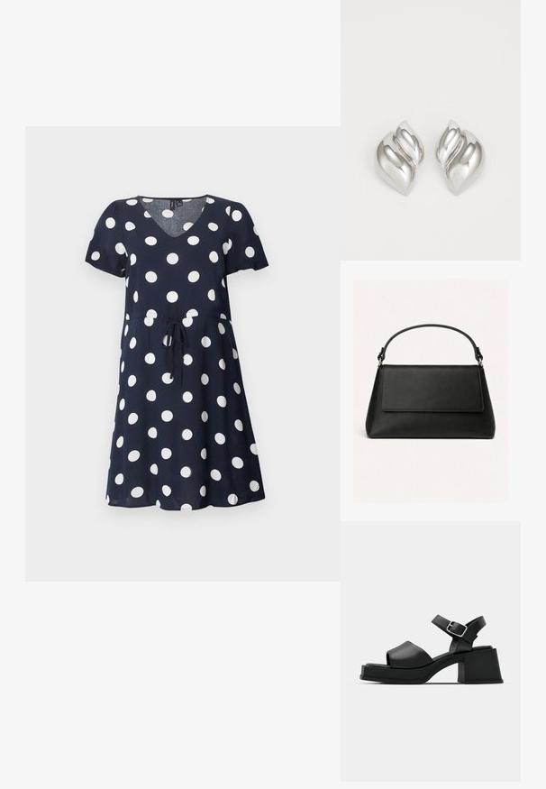 Marineblauwe jurk met korte mouwen met witte polka dots, V-hals en ceintuur in de taille.; Zwarte leren platform sandalen met een open teen ontwerp, enkelbandje en een stevige vierkante hak. Soepele textuur en minimalistische stijl.; Zwarte leren handtas met een bovenklep, trapeziumvorm en een enkele gebogen handgreep die met metalen ringen is bevestigd.; Zilveren oorbellen met een organische, abstracte vorm. Gladde, glanzende oppervlakte met een taps toelopend ontwerp. Beschikken over subtiele rondingen en een centrale lijn detail.